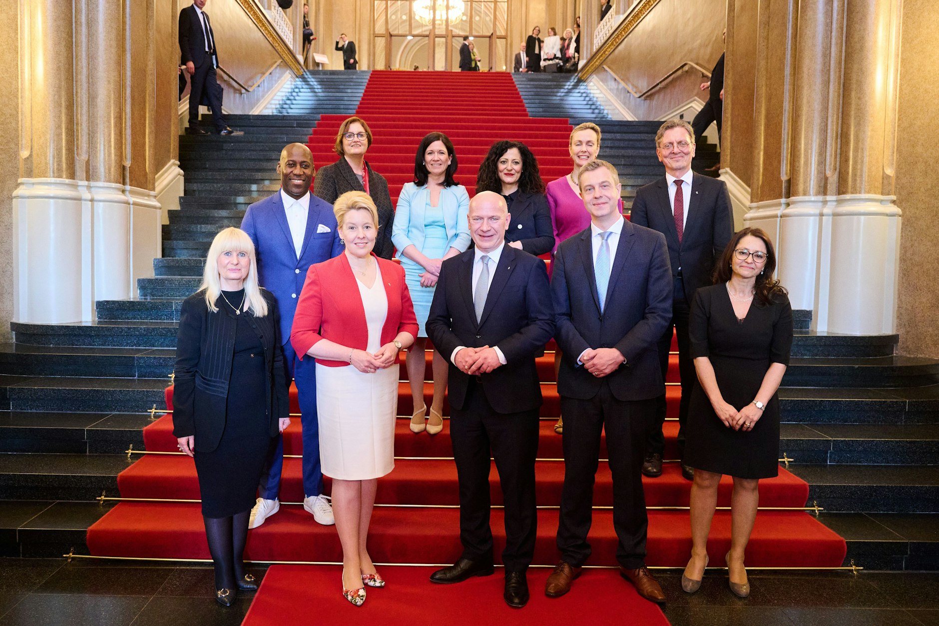 Die neuen Senatorinnen und Senatoren von CDU und SPD mit ihrem Regierenden Bürgermeister Kai Wegner.&nbsp;&nbsp;