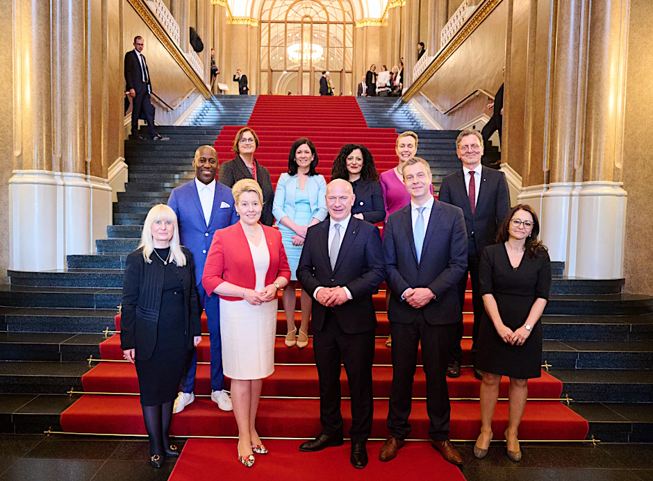 Die neuen Senatorinnen und Senatoren von CDU und SPD mit ihrem Regierenden Bürgermeister Kai Wegner.&nbsp;&nbsp;