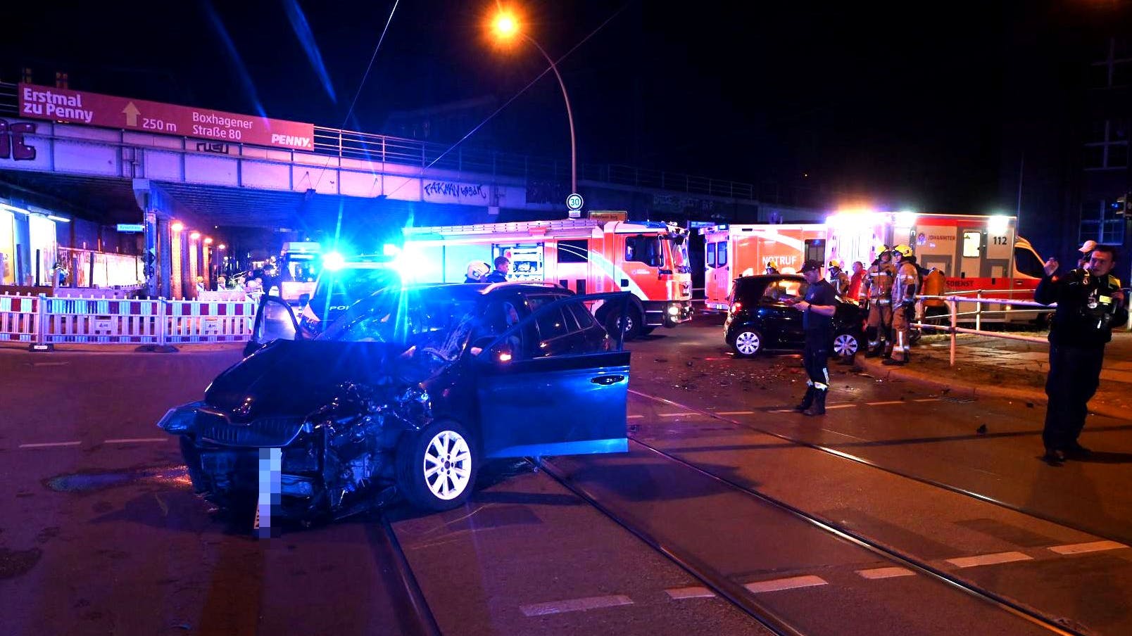 Bei dem Unfall wurden zwei Insassen verletzt.