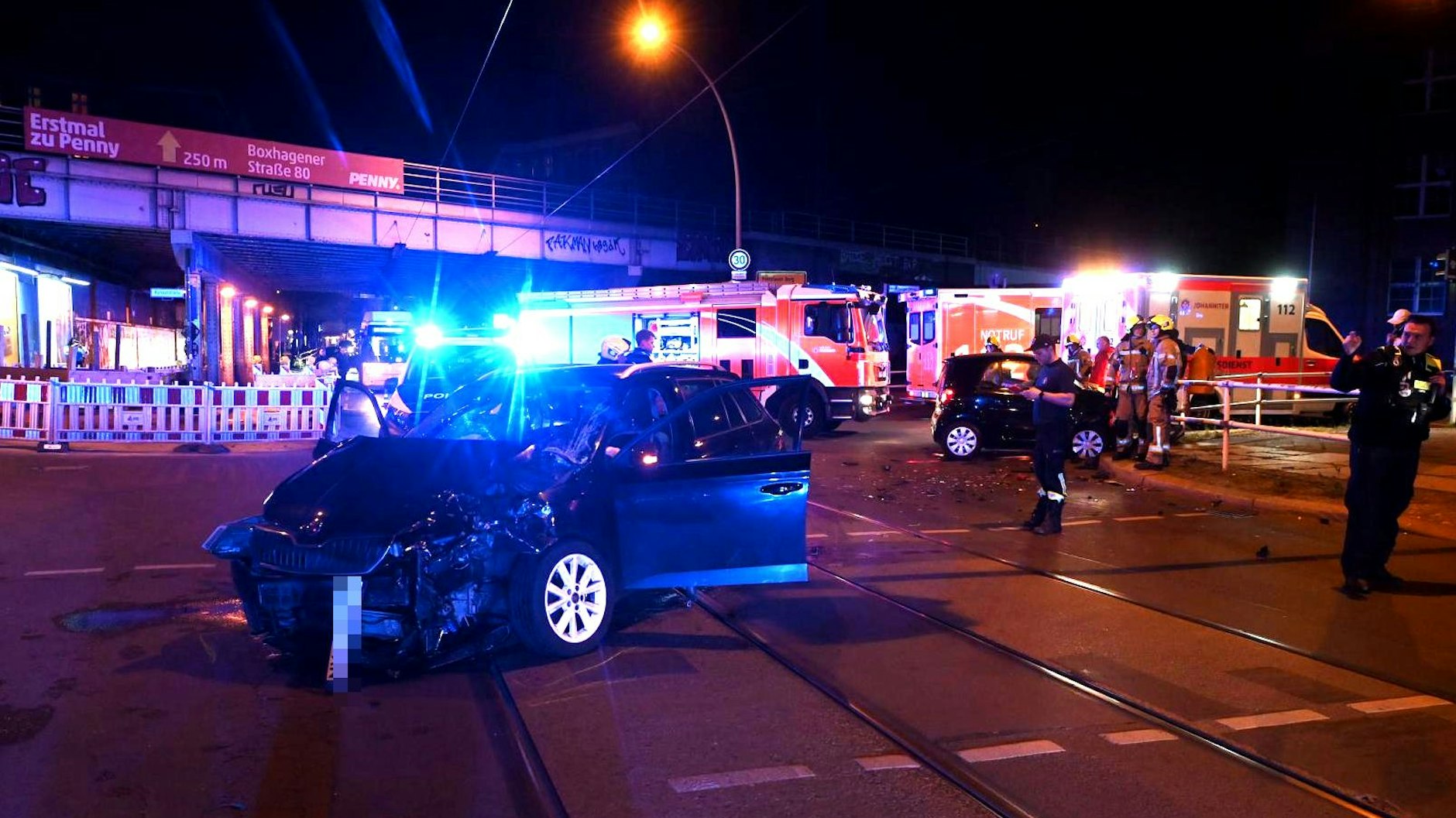 Bei dem Unfall wurden zwei Insassen verletzt.