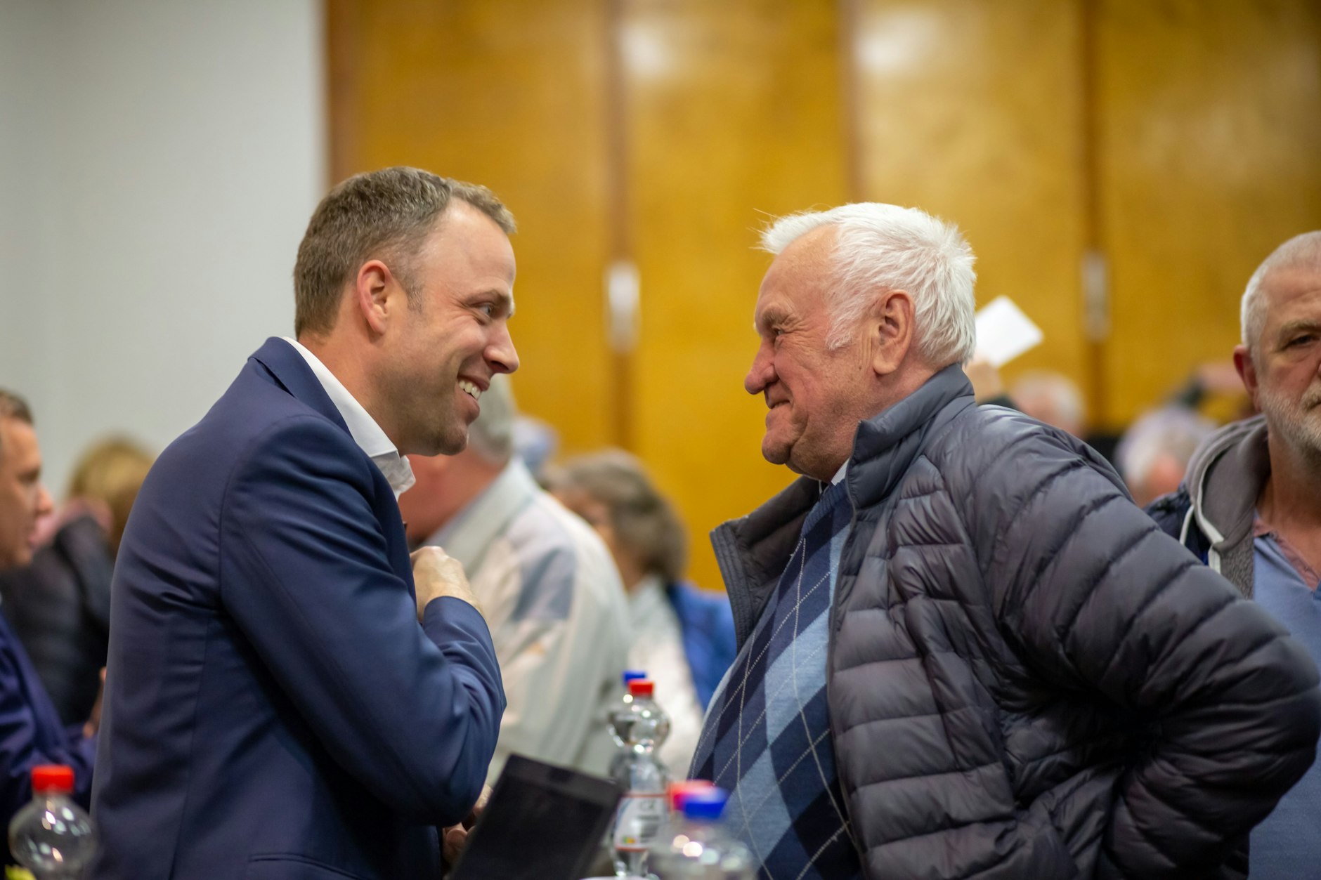 Mario Czaja (links) im Gespräch mit einem Teilnehmer der Veranstaltung