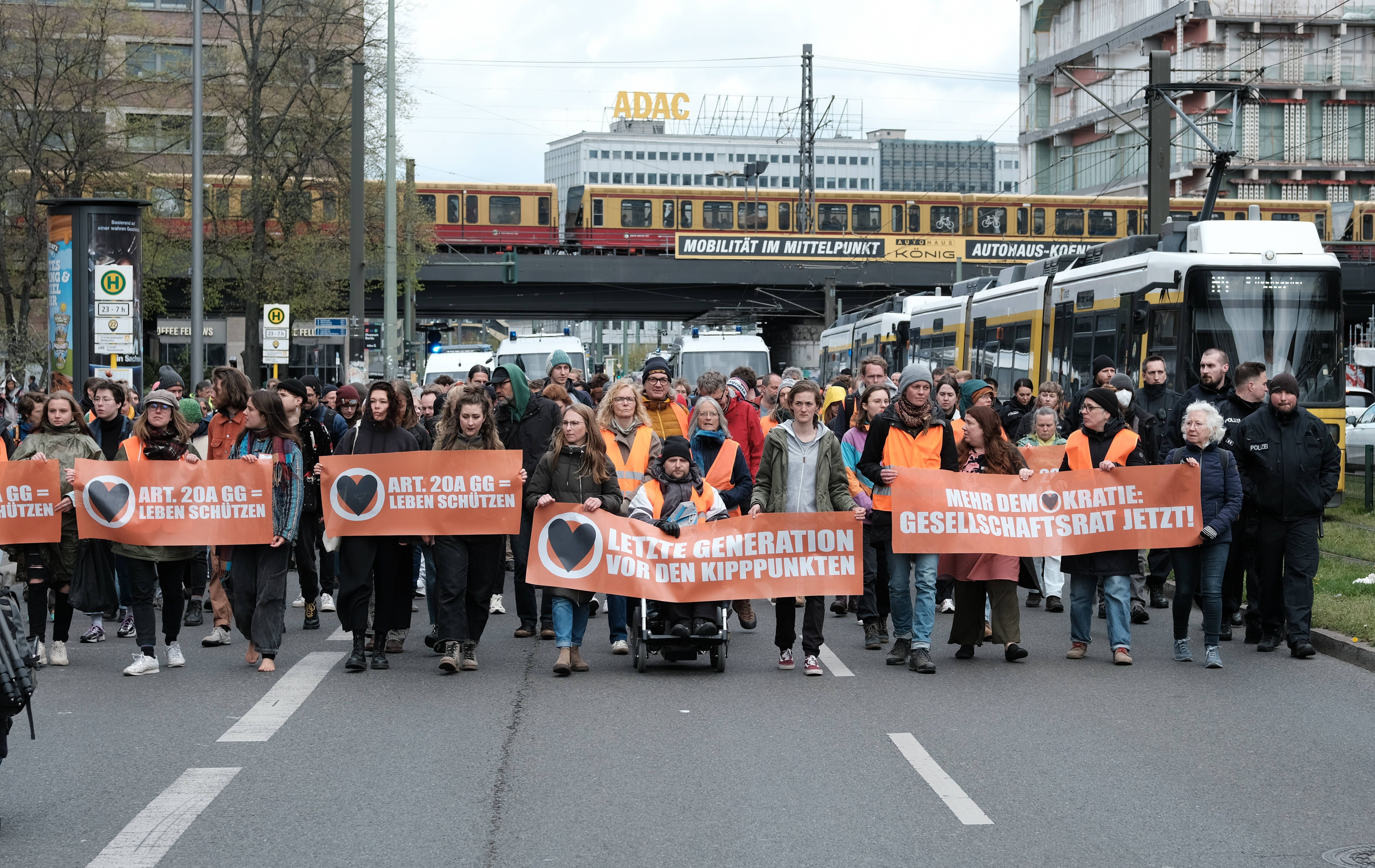 Live-Ticker: Klimakleber Angefahren + DAS Plant Die Letzte Generation!