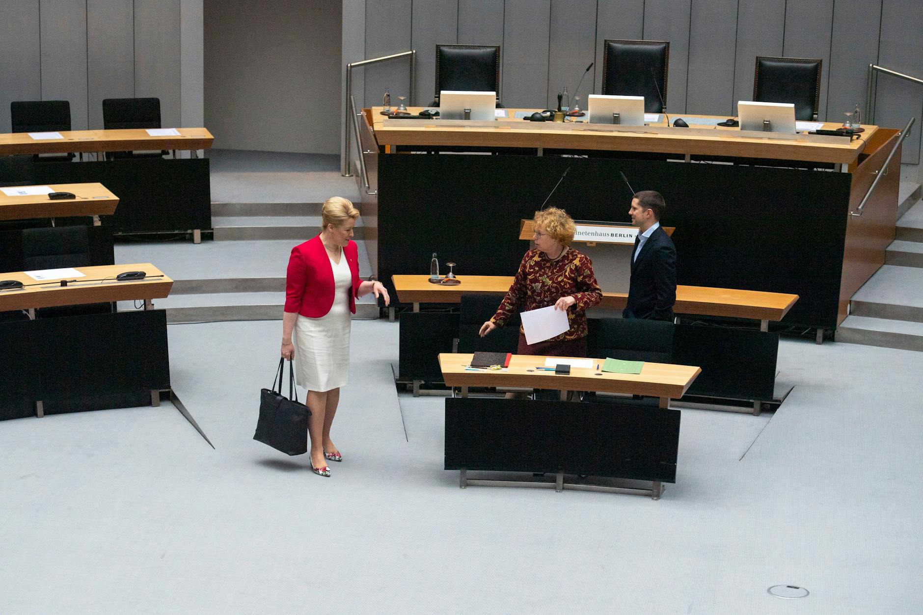 Franziska Giffey betritt den Plenarsaal.