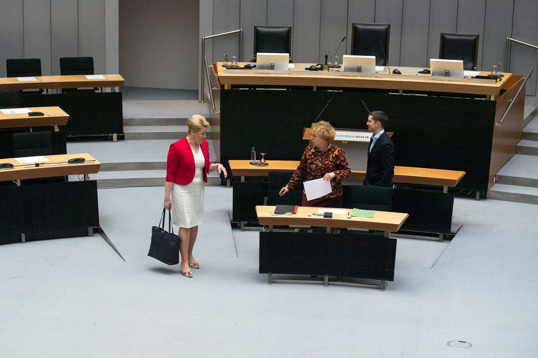 Franziska Giffey betritt den Plenarsaal.