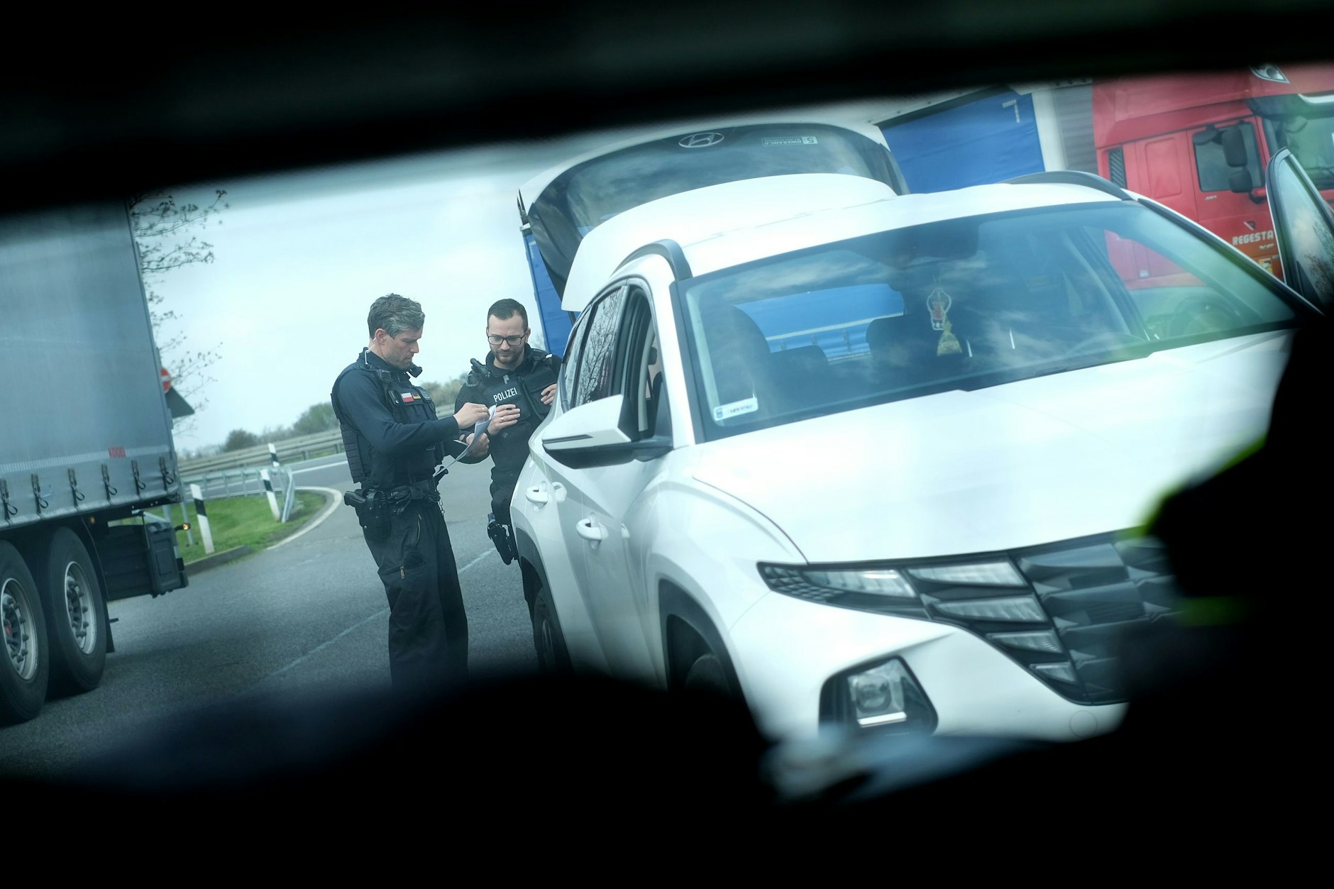 Ist das Auto gestohlen und soll ins Ausland verschoben werden? Andreas Matthies und Tony Schröder überprüfen auf einer Autobahn-Raststätte den Fahrer.