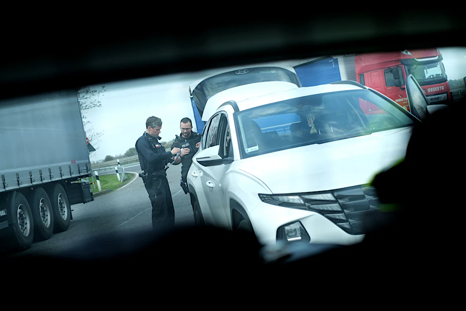 Ist das Auto gestohlen und soll ins Ausland verschoben werden? Andreas Matthies und Tony Schröder überprüfen auf einer Autobahn-Raststätte den Fahrer.