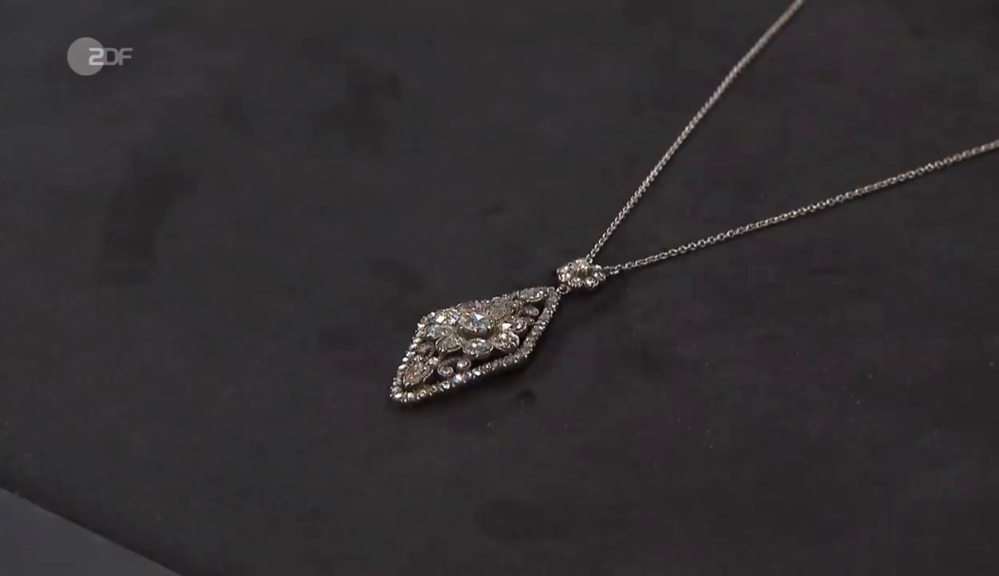 Image - Schock bei „Bares für Rares“: Uralt-Anhänger sprengt alle Dimensionen