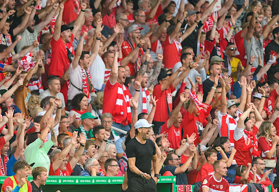 ARCHIV - Claus-Dieter "Pele" Wollitz, Trainer von Energie Cottbus, und die Fans jubeln nach einem Tor.  