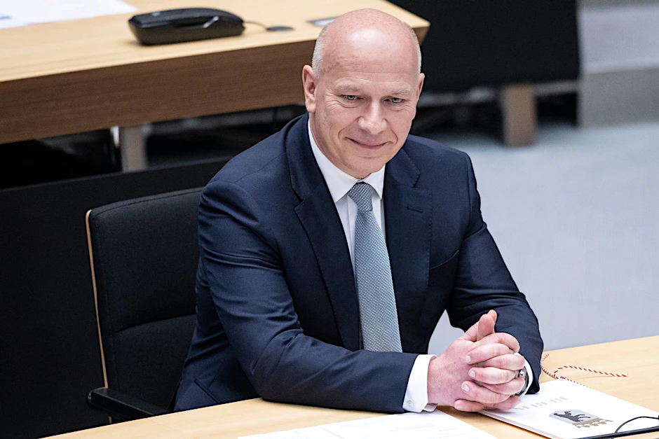 Kai Wegner (CDU), Regierender Bürgermeister von Berlin, sitzt nach seiner Wahl im Saal.&nbsp;&nbsp;
