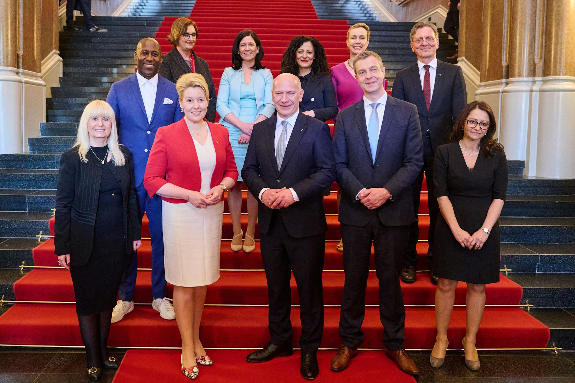 Der Berliner Senat um den Regierenden Kai Wegner (CDU, M.). Die meisten haben sich für diesen Sommer einen Hit reserviert.