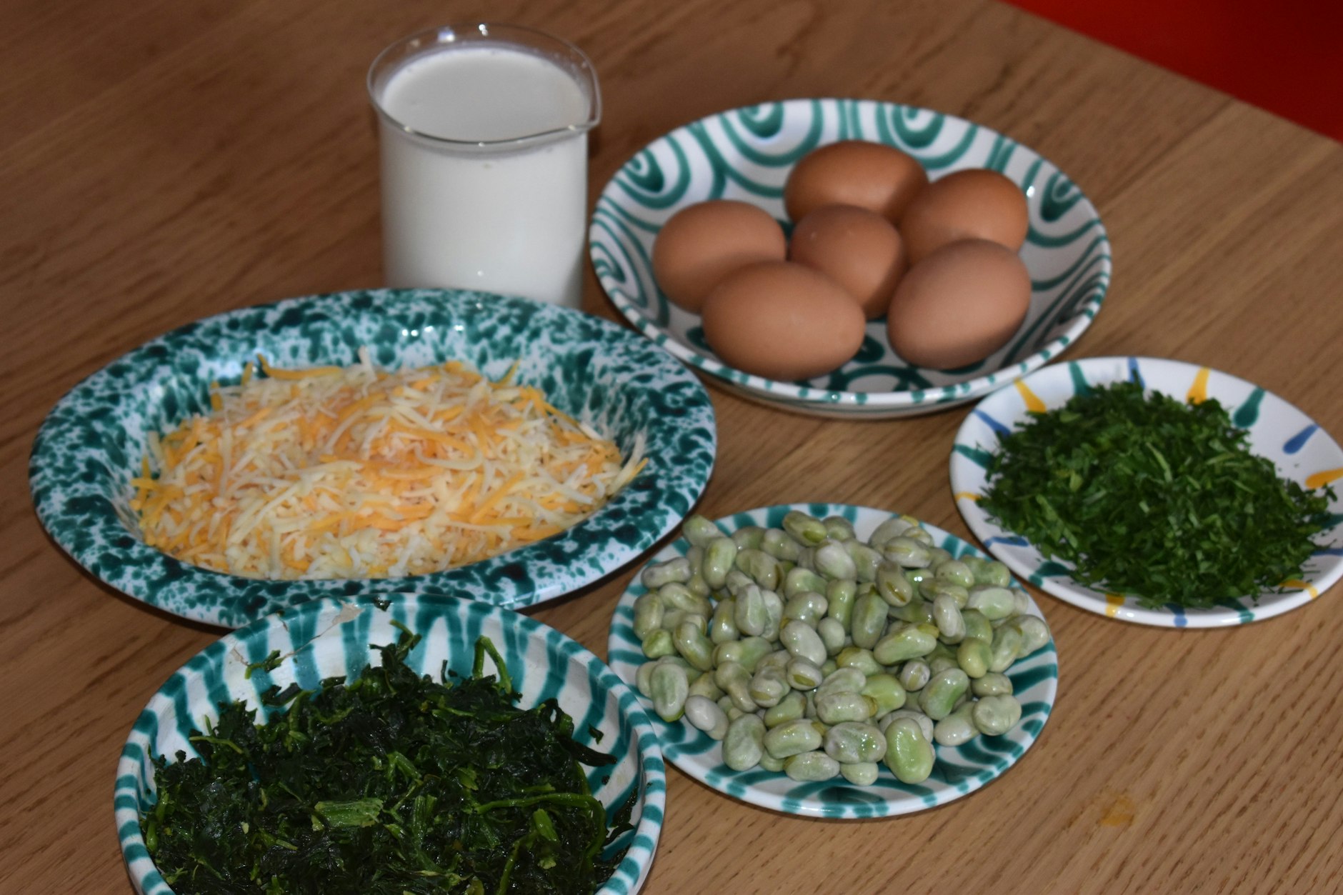 Einfache Zutaten, einfache Zubereitung: Die Quiche schmeckt warm und kalt und zu einem Bier genauso wie zu einem Glas Champagner oder Cider aus England.