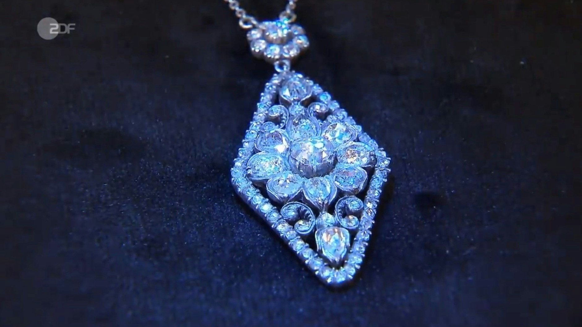 Durch die alten Schliffe funkeln die Diamanten der Kette bei „Bares für Rares“ besonders schön.