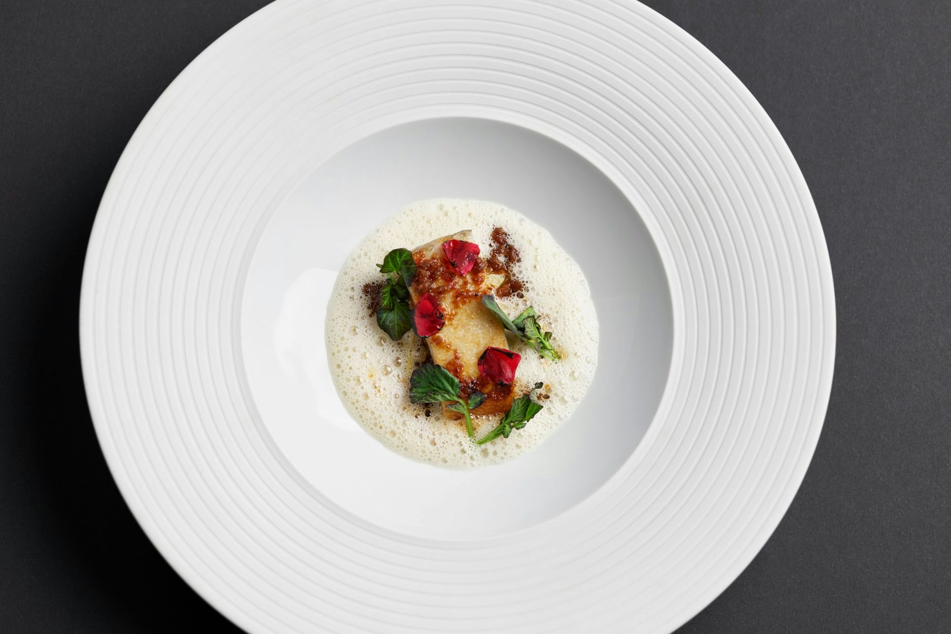 Ein Traum! Gegrillter Kaisergranat
Akkoub, Dashi, Vanilleöl, Lamm-Lardo und Shiso.