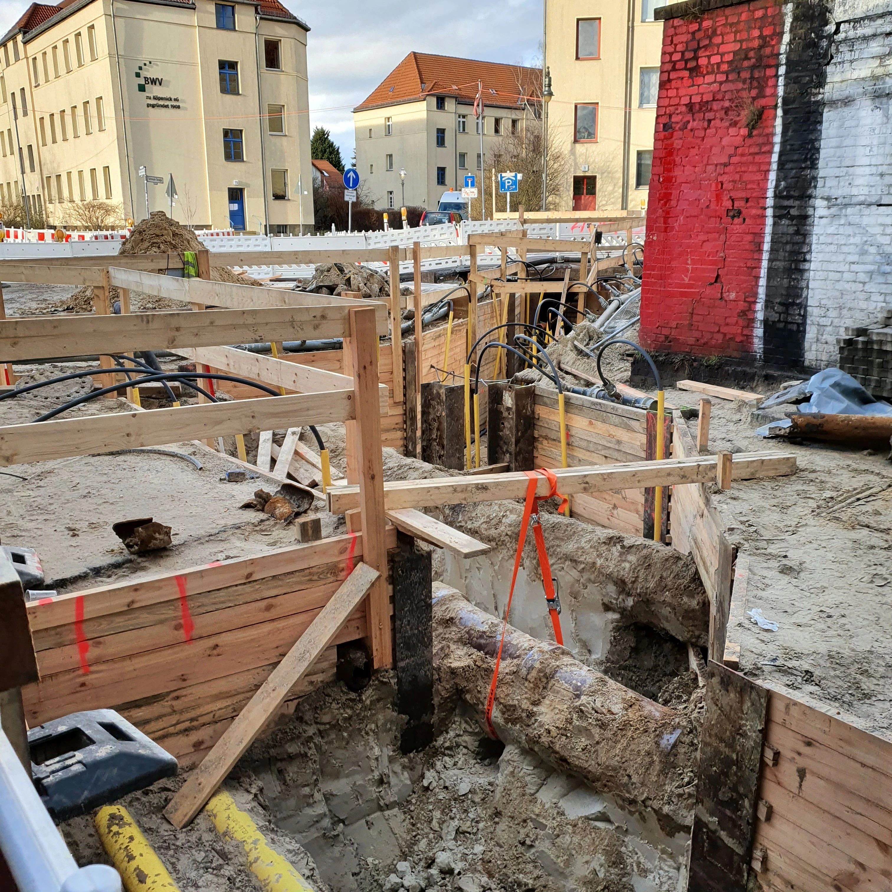 So sieht es einige Hundert Meter weiter aus: aufgerissene Straße.