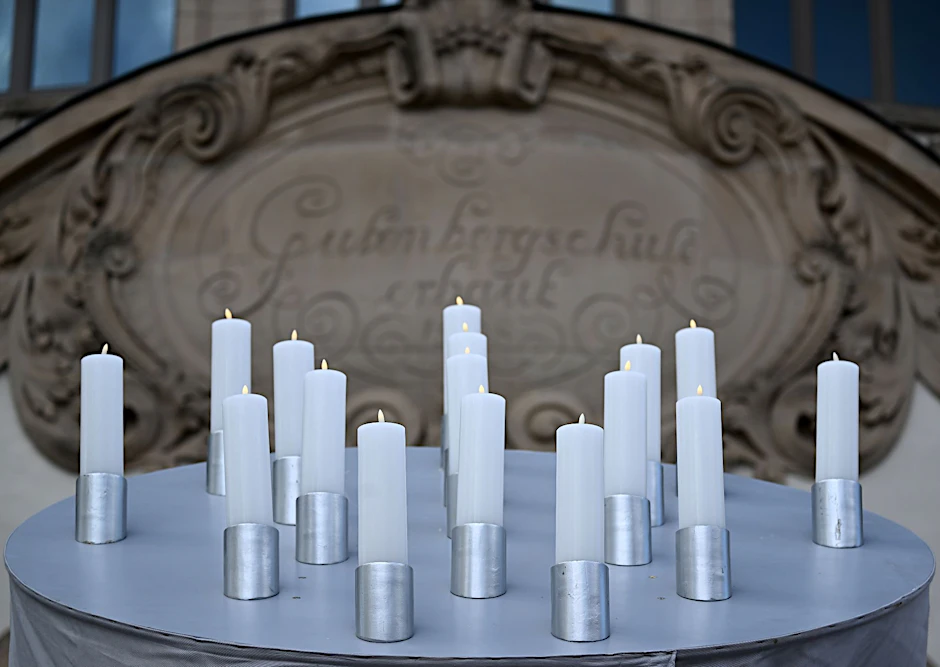 Sechzehn Kerzen während einer Gedenkveranstaltung zum Schulmassaker vor dem Erfurter Gutenberg-Gymnasium.  