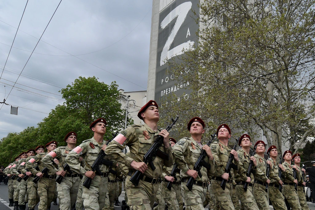 Gigantische Kampagne: So will Russland „echte Männer“ für die Front begeistern
