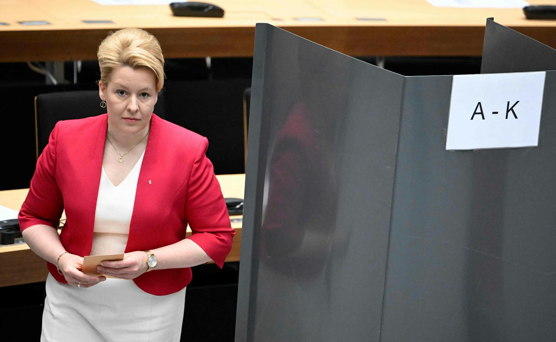 Die designierte Wirtschaftssenatorin Franziska Giffey gibt ihre Stimme ab.