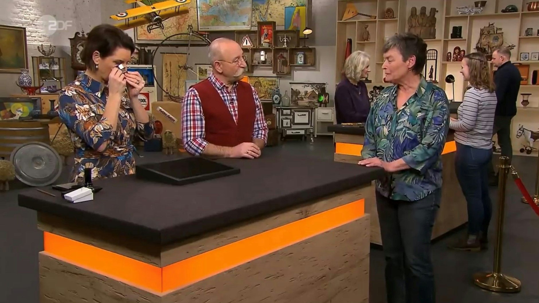 „Bares für Rares“-Expertin Wendela Horz nimmt die alte Kette genau unter die Lupe.