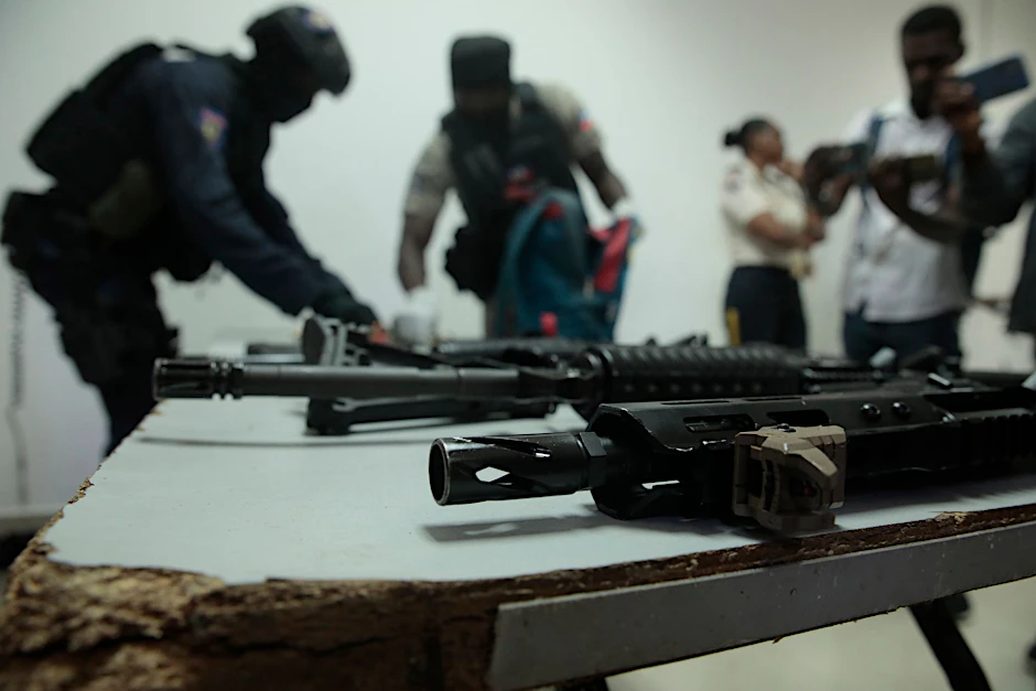 Die Polizei zeigt während einer Pressekonferenz in der Generaldirektion der Polizei in Port-au-Prince, Haiti, Waffen und Ausrüstung, die von Banden beschlagnahmt wurden.  