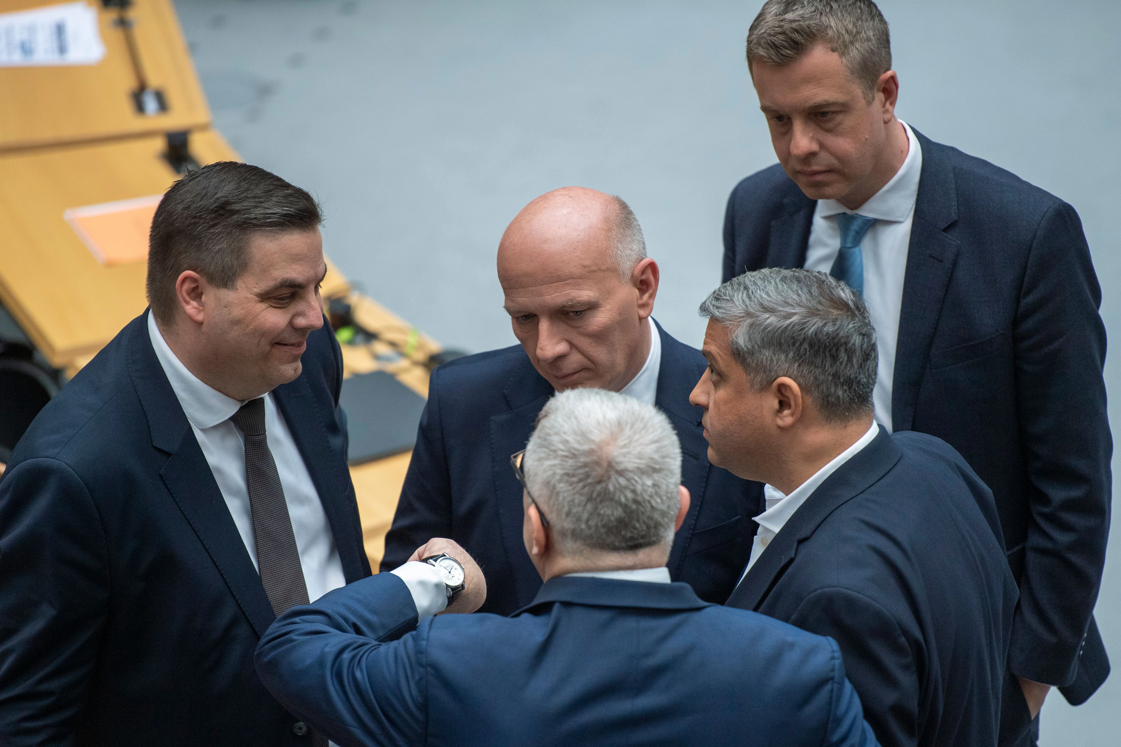 SPD und CDU stecken die Köpfe zusammen und beratschlagen: Kai Wegner (CDU, M.) mit Raed Saleh (2.v.r), Vorsitzender der SPD Berlin, und Stefan Evers (r.), Generalsekretär der CDU Berlin.&nbsp;