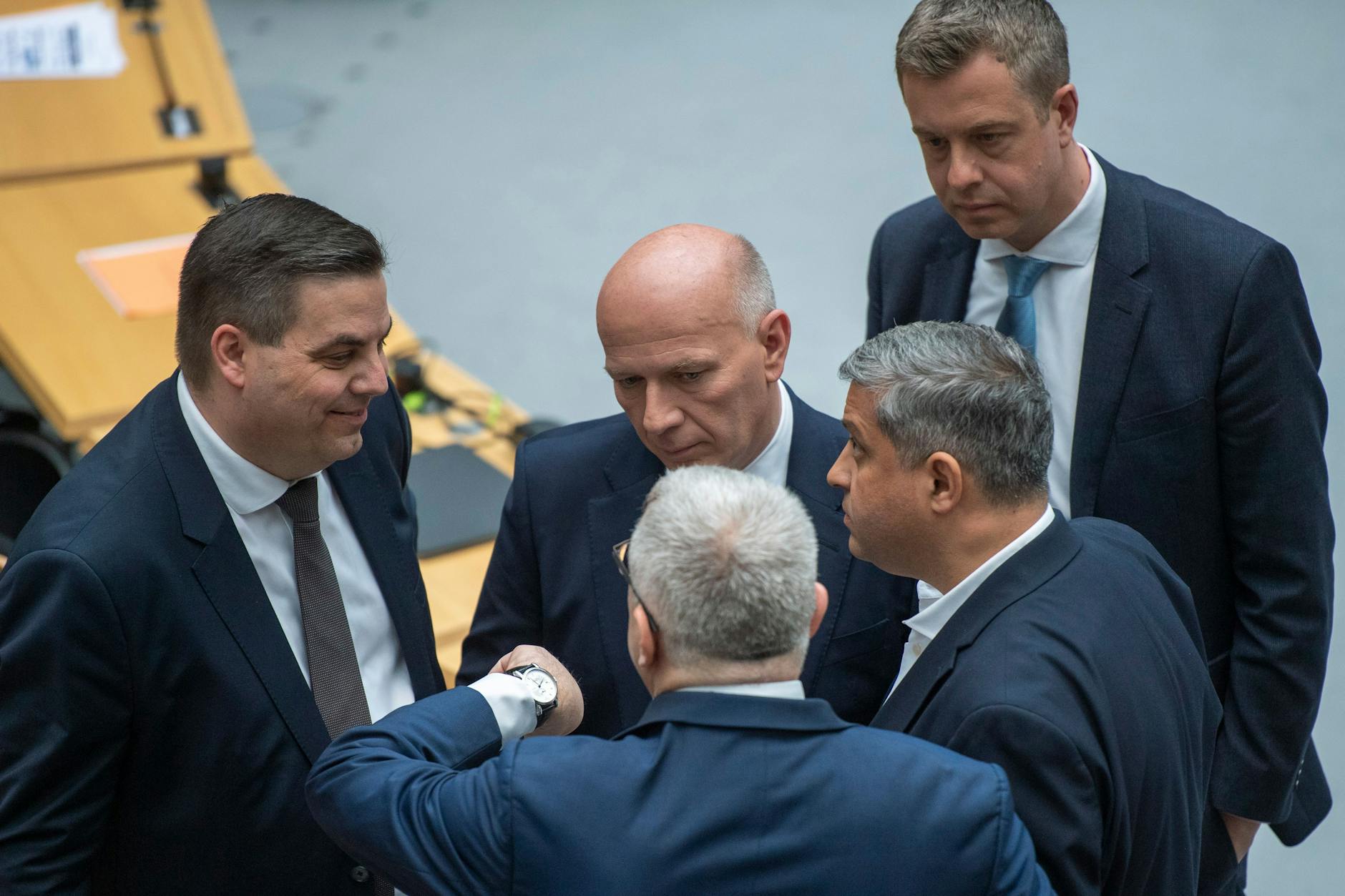 SPD und CDU stecken die Köpfe zusammen und beratschlagen: Kai Wegner (CDU, M.) mit Raed Saleh (2.v.r), Vorsitzender der SPD Berlin, und Stefan Evers (r.), Generalsekretär der CDU Berlin. 