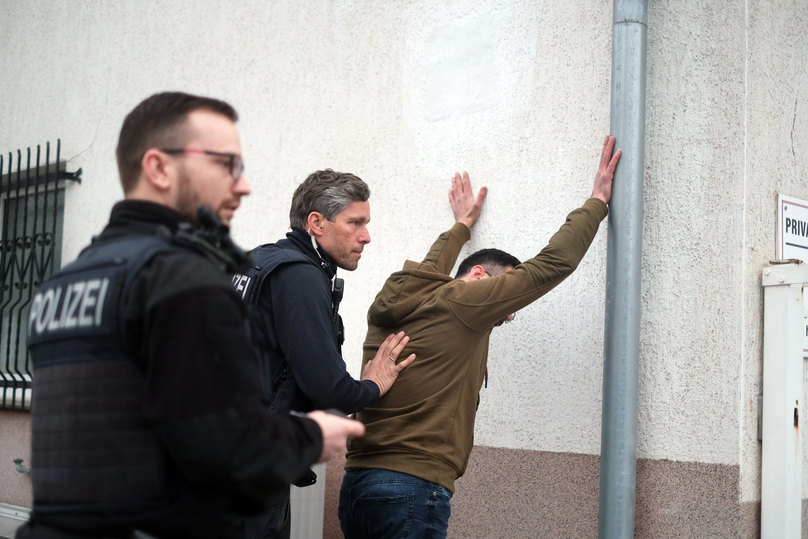 Schröder und Matthies durchsuchen den mutmaßlichen Schleuser in Brieskow-Finkenheerd.