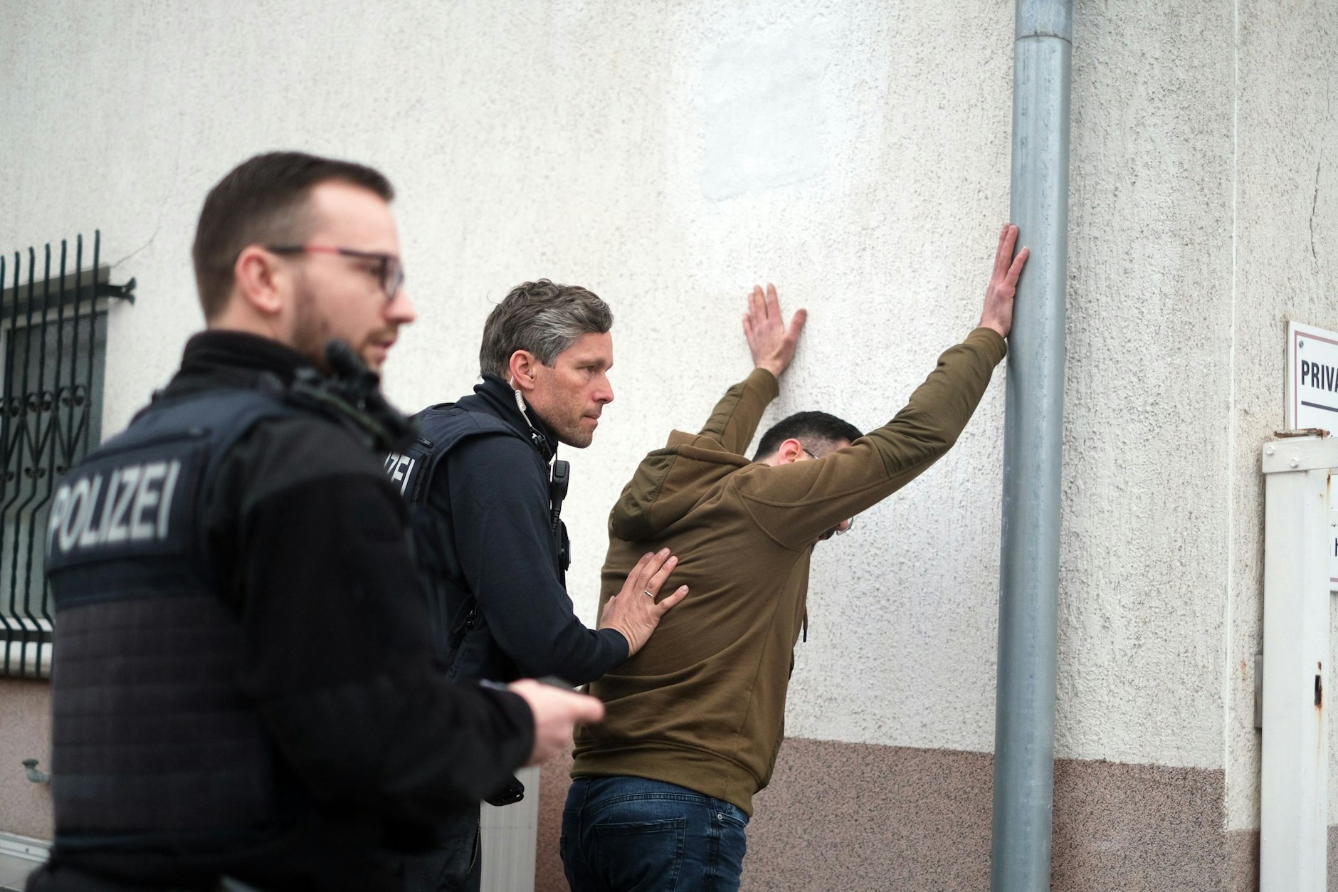 Schröder und Matthies durchsuchen den mutmaßlichen Schleuser in Brieskow-Finkenheerd.