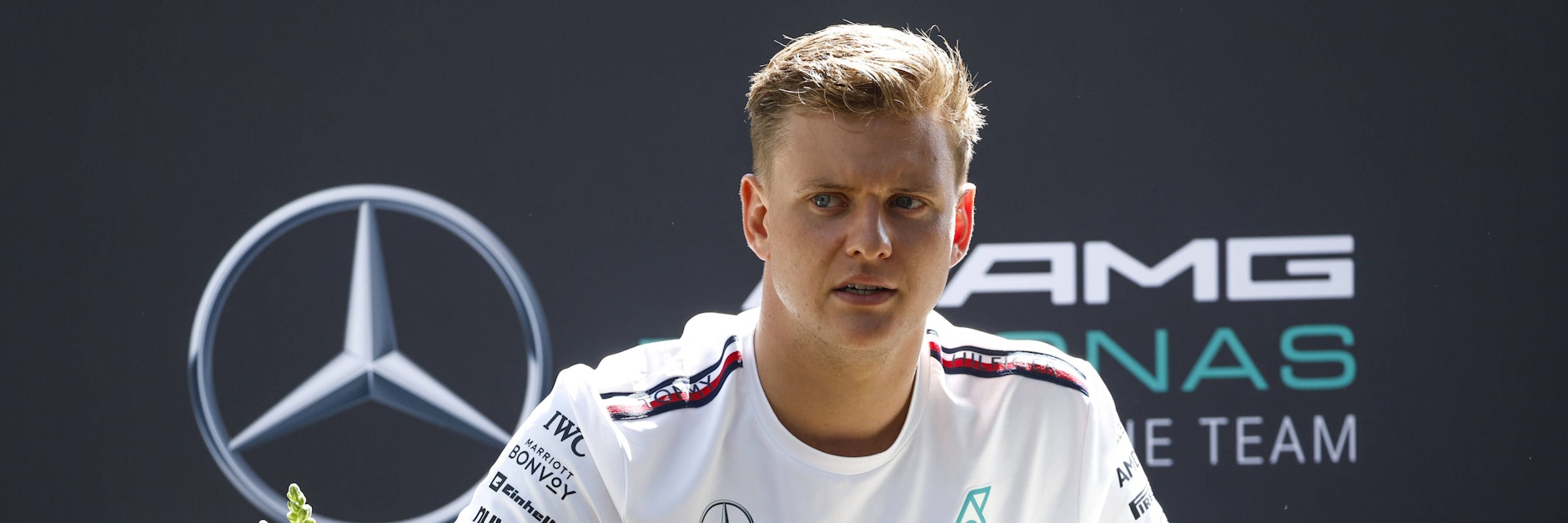 Mercedes-Ersatzfahrer Mick Schumacher wird von Bernie Ecclestone kräftig abgewatscht.