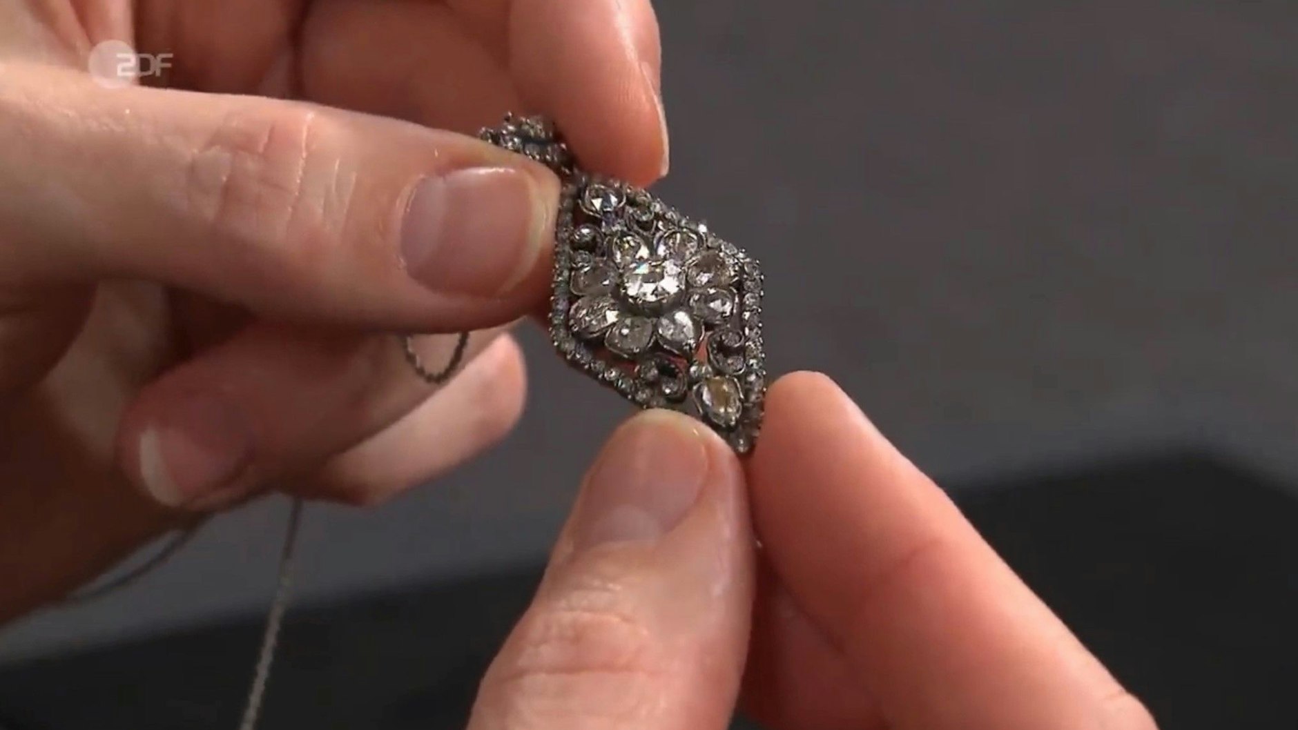 Bei „Bares für Rares“ sind Expertin und Händler gleichermaßen begeistert von dem alten Anhänger.