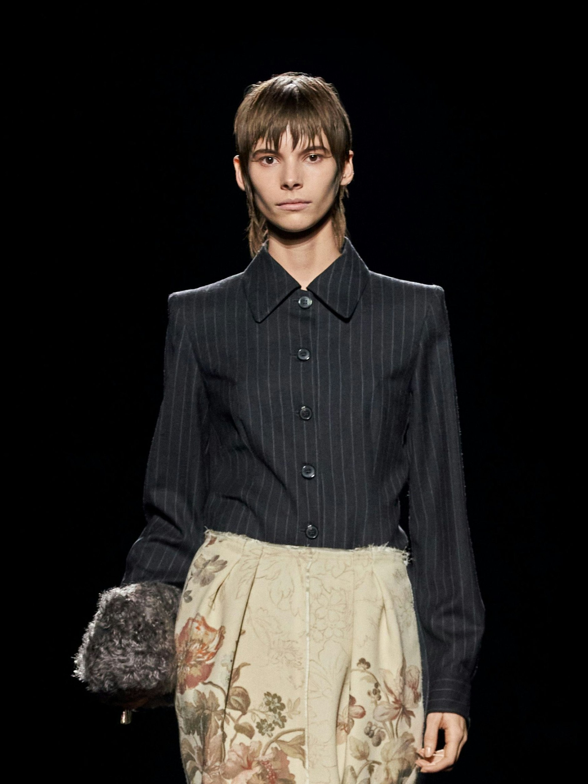 Zart, aber edgy wirkt dieser Vokuhila auf dem Runway bei Dries Van Noten.