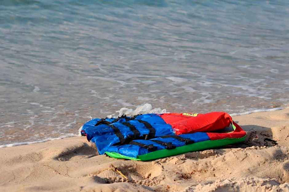 ARCHIV - Eine angespülte Rettungsweste: Auch in Libyens Nachbarland Tunesien waren erst kürzlich Dutzende Migranten ertrunken (Archivbild).  