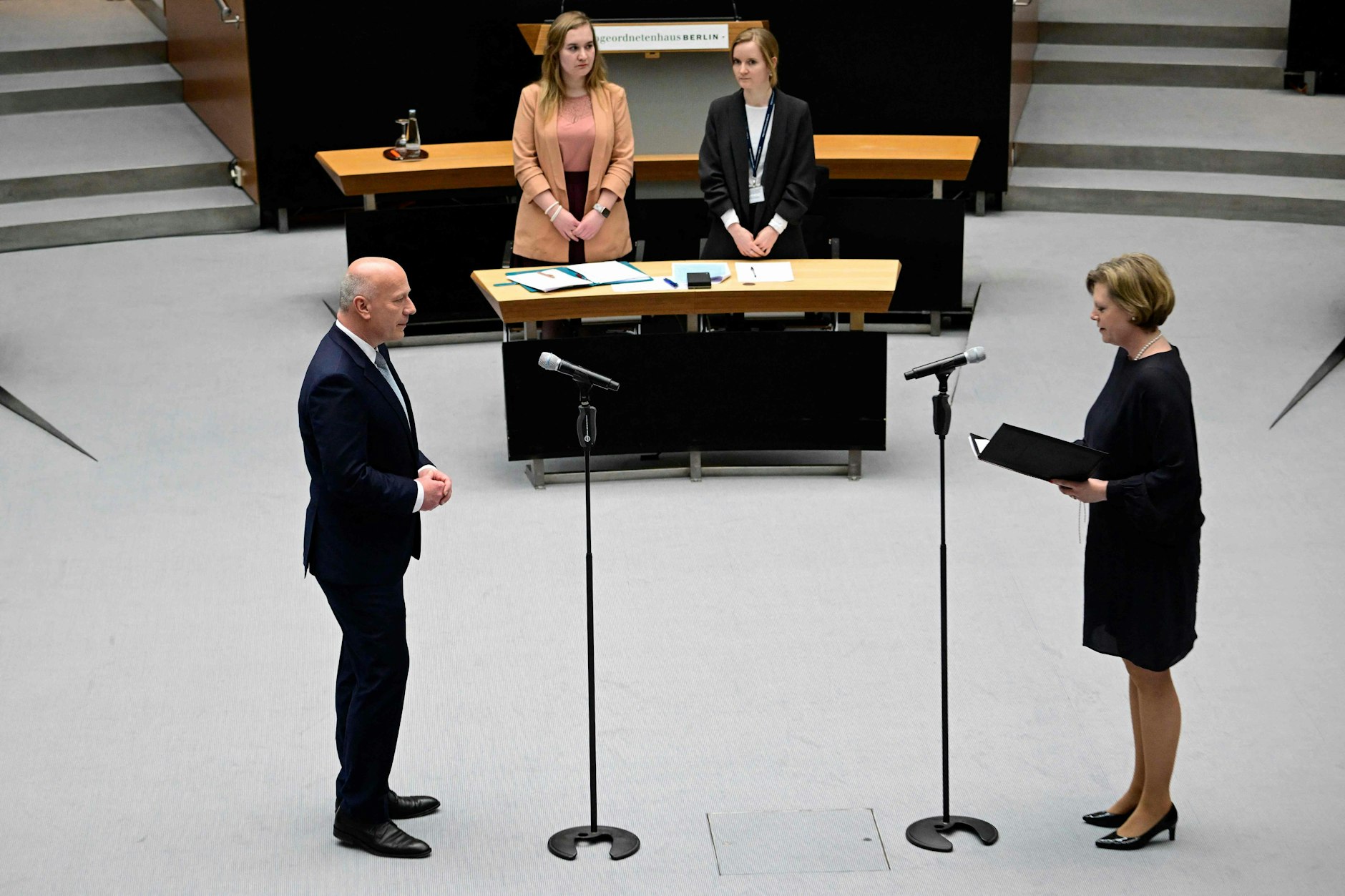 Kai Wegner wird nach seiner Wahl zum Regierenden Bürgermeister von Berlin durch die Parlamentspräsidentin Cornelia Seibeld vereidigt. 