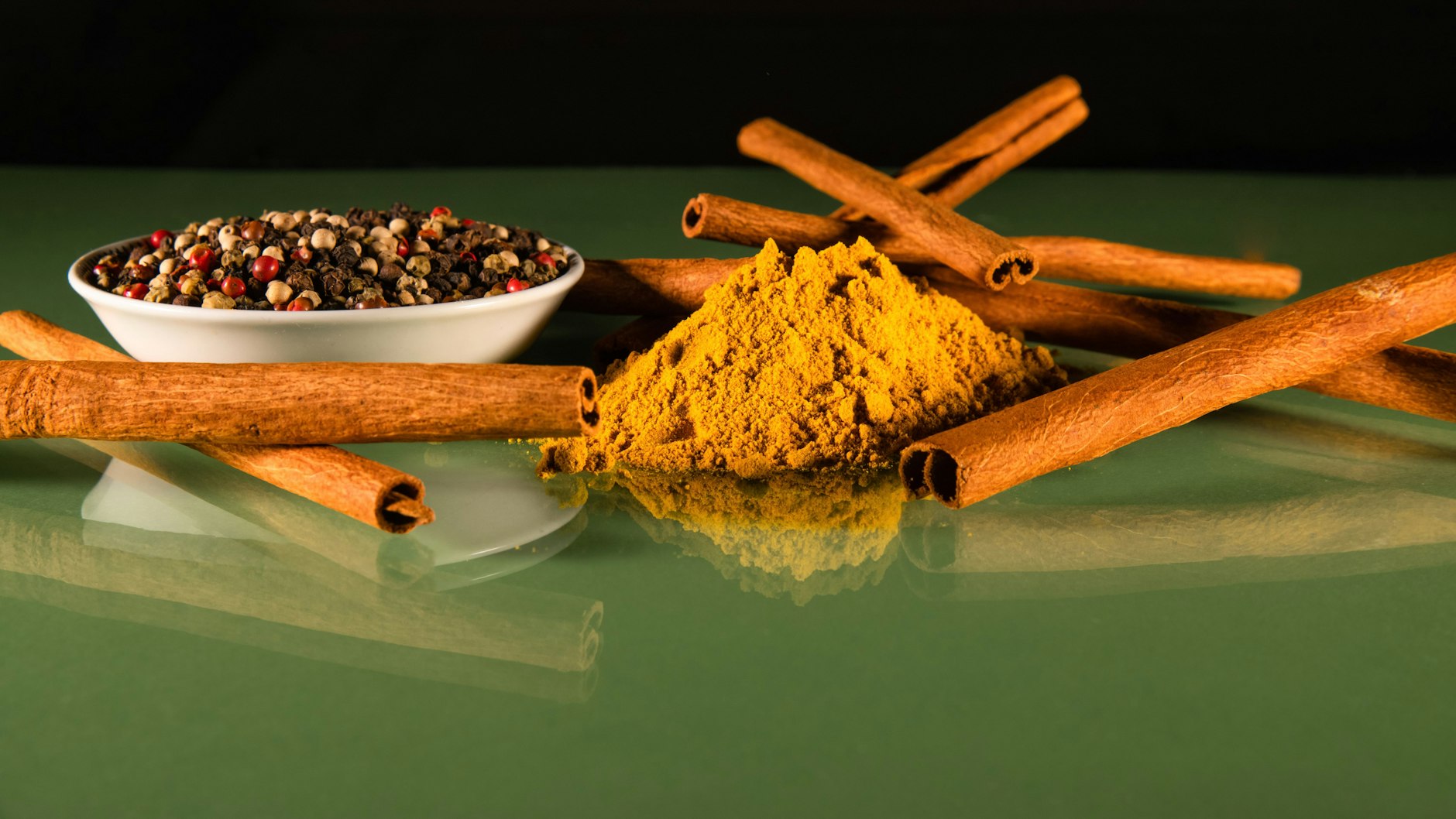Kurkuma und Zimt gelten als tolle Naturheilmittel – aber was können Gewürze wirklich im Kampf gegen Krankheiten?