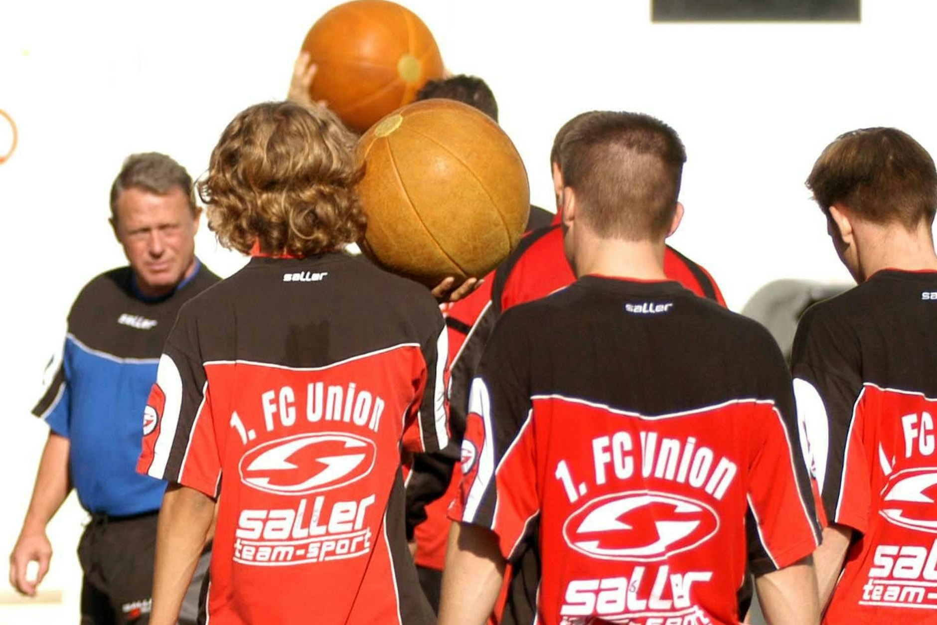 Kennt man sonst von Felix Magath: Auch Pico Voigt (l.) setzte im Training gern mal auf Medizinbälle.