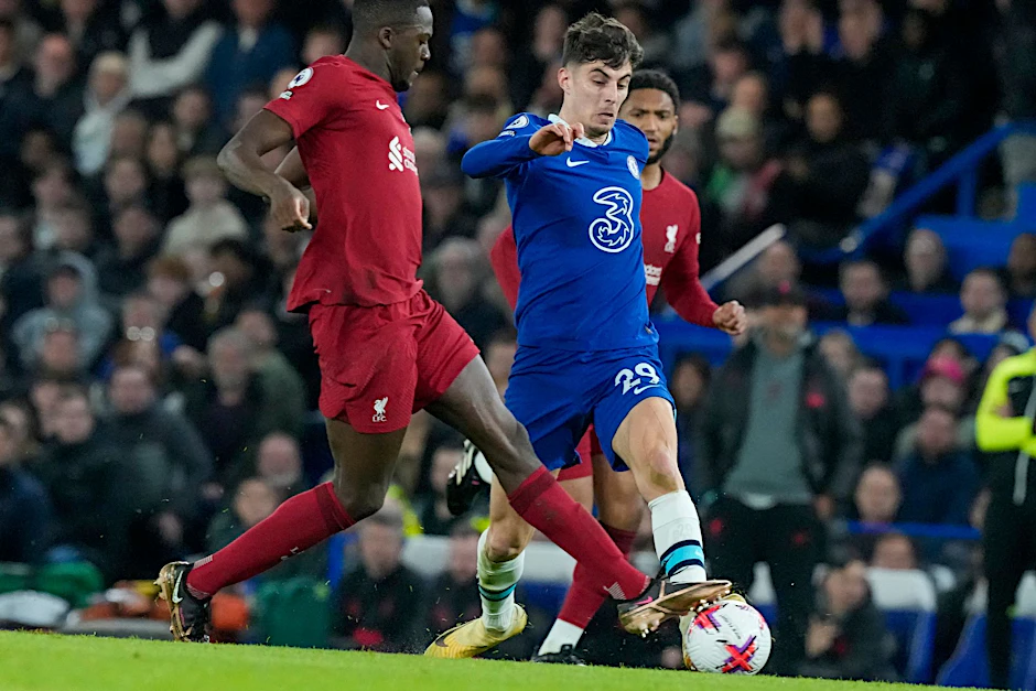 ARCHIV - Wird dem FC Chelsea vorerst fehlen: Kai Havertz (r).  