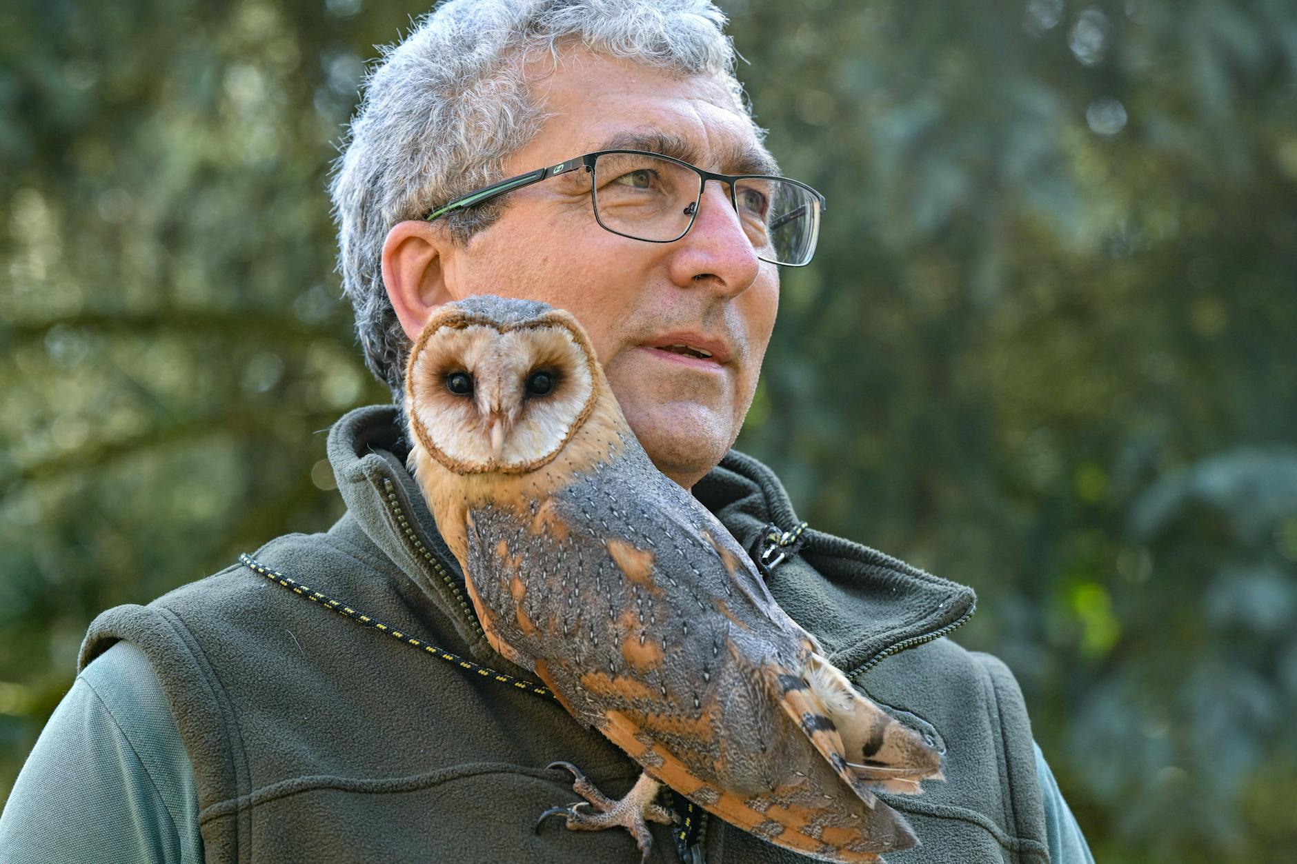 Förster Gernod Heindel von der Wildtierstation Reddern und seine Schleiereule Rosalie. In dem Dorf in der Gemeinde Altdöbern (Oberspreewald-Lausitz) betreibt Heindel mit Unterstützung seiner Familie eine Pflege- und Auffangstation für verletzte und kranke Wildtiere.