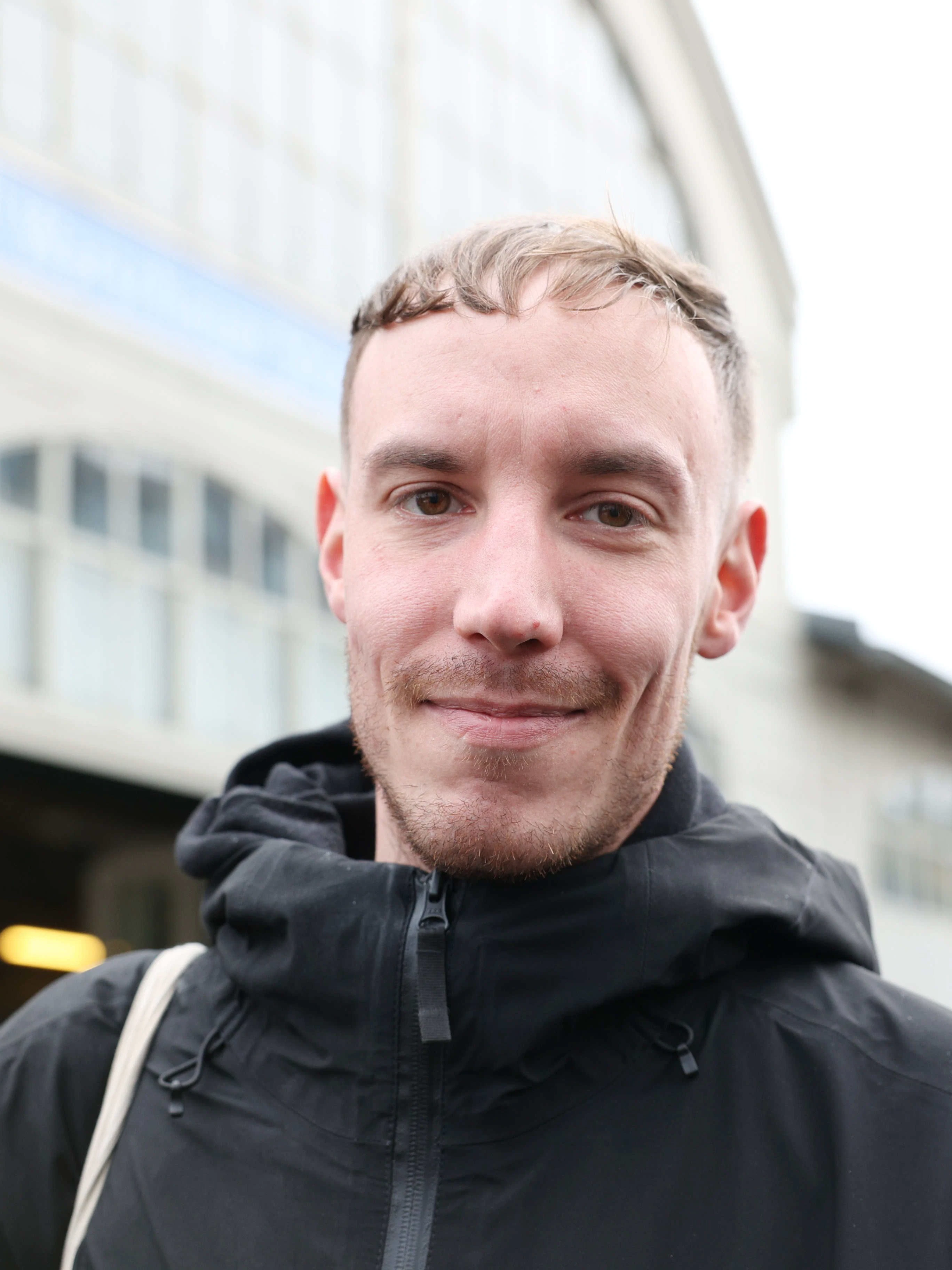 Thorsten demonstriert gegen Gentrifizierung.
