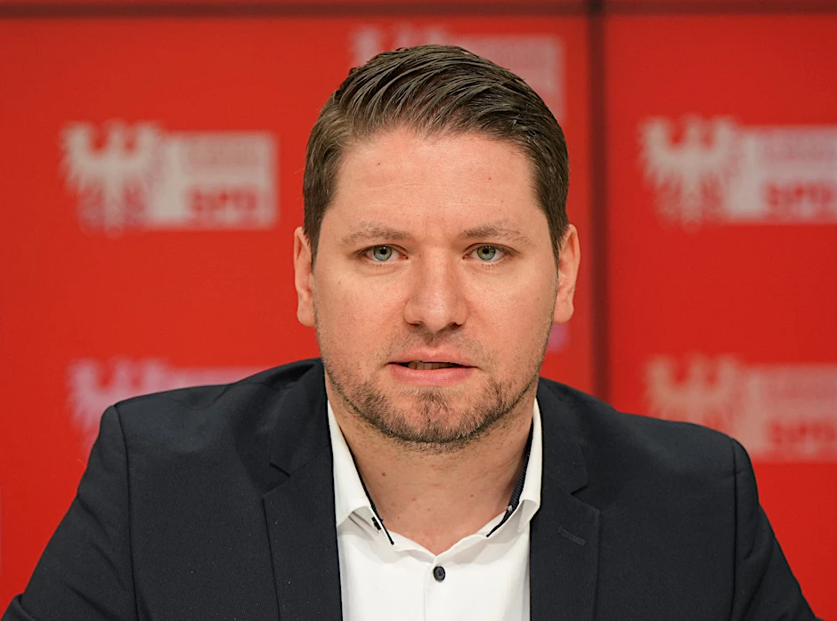 ARCHIV - Parlamentarischer Geschäftsführer der Brandenburger SPD-Fraktion Ludwig Scheetz während einer Pressekonferenz.  