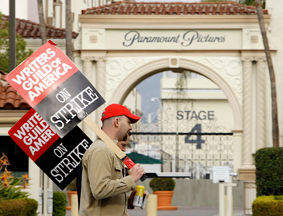 ARCHIV - Streikende Film- und Fernsehautoren demonstrieren am 23. Januar 2008 vor den Paramount Studios in Los Angeles.  
