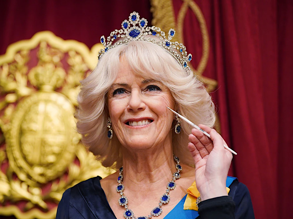 Ein Studiokünstler gibt einer neuen Wachsfigur der britischen Königsgemahlin Camilla bei Madame Tussauds den letzten Schliff.  