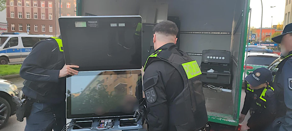 Auch das gab es: In Gesundbrunnen beschlagnahmten Polizei und Zoll am Donnerstagabend in mehreren Lokalen illegale Spielautomaten und unverzollten Wasserpfeifentabak.