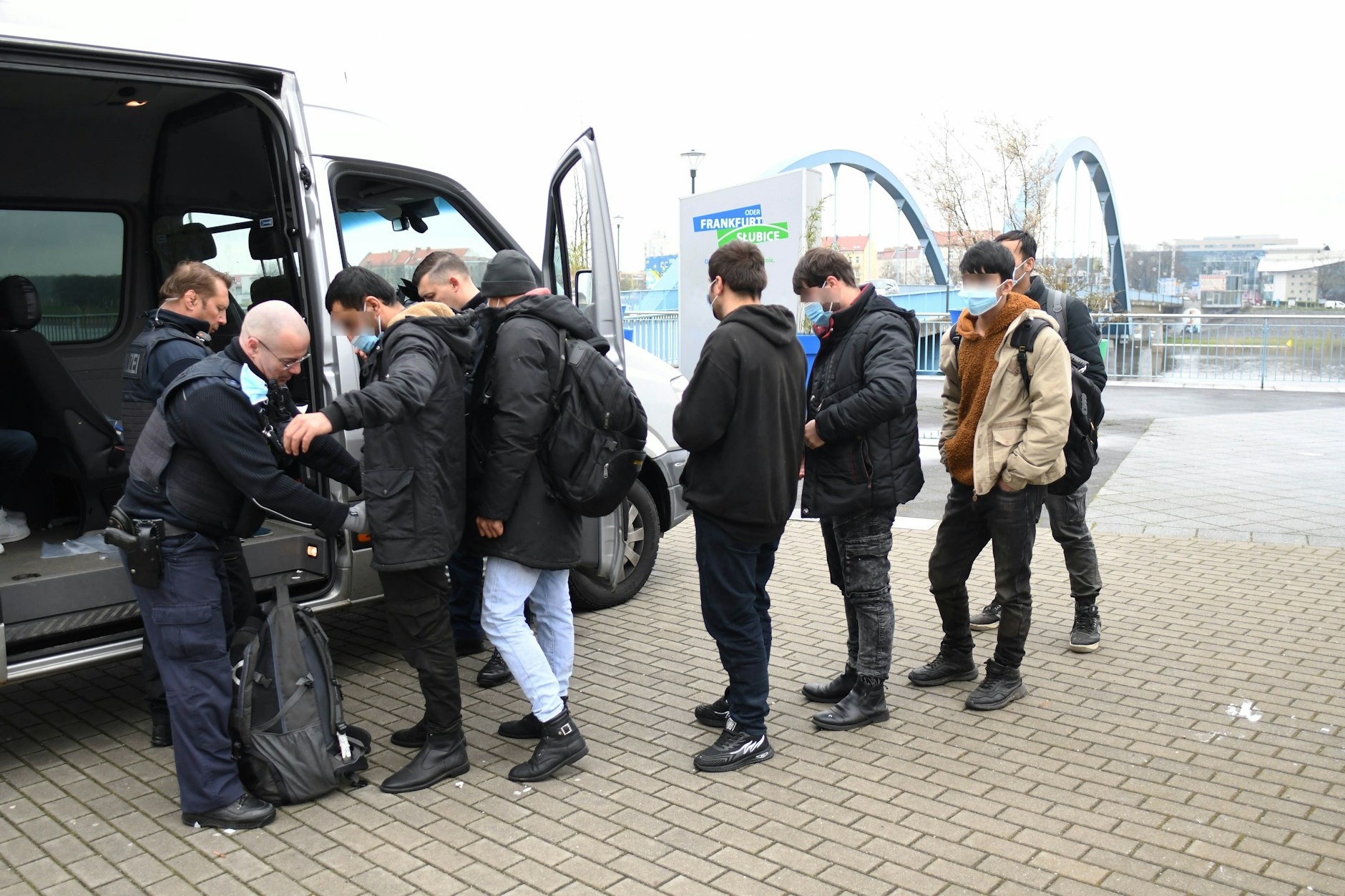 Die illegal Eingereisten werden durchsucht. Dann werden Ermittlungsverfahren wegen unerlaubter Einreise gegen sie eingeleitet - und wieder eingestellt, wenn sie Asyl beantragen.