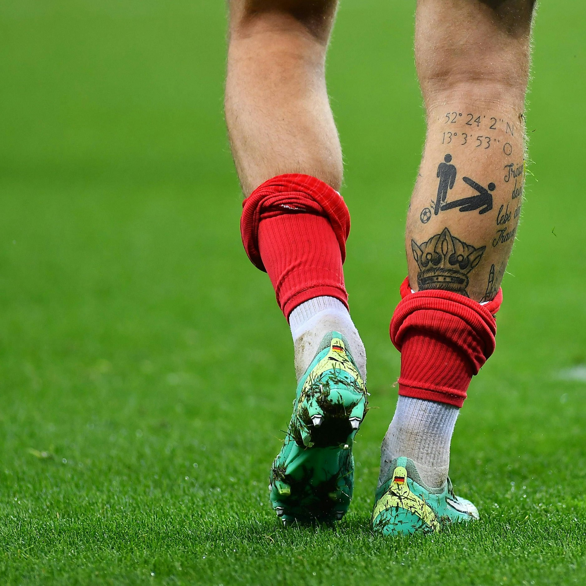 Achtung Grätsche: eins der vielen Tattoos von Robert Andrich.