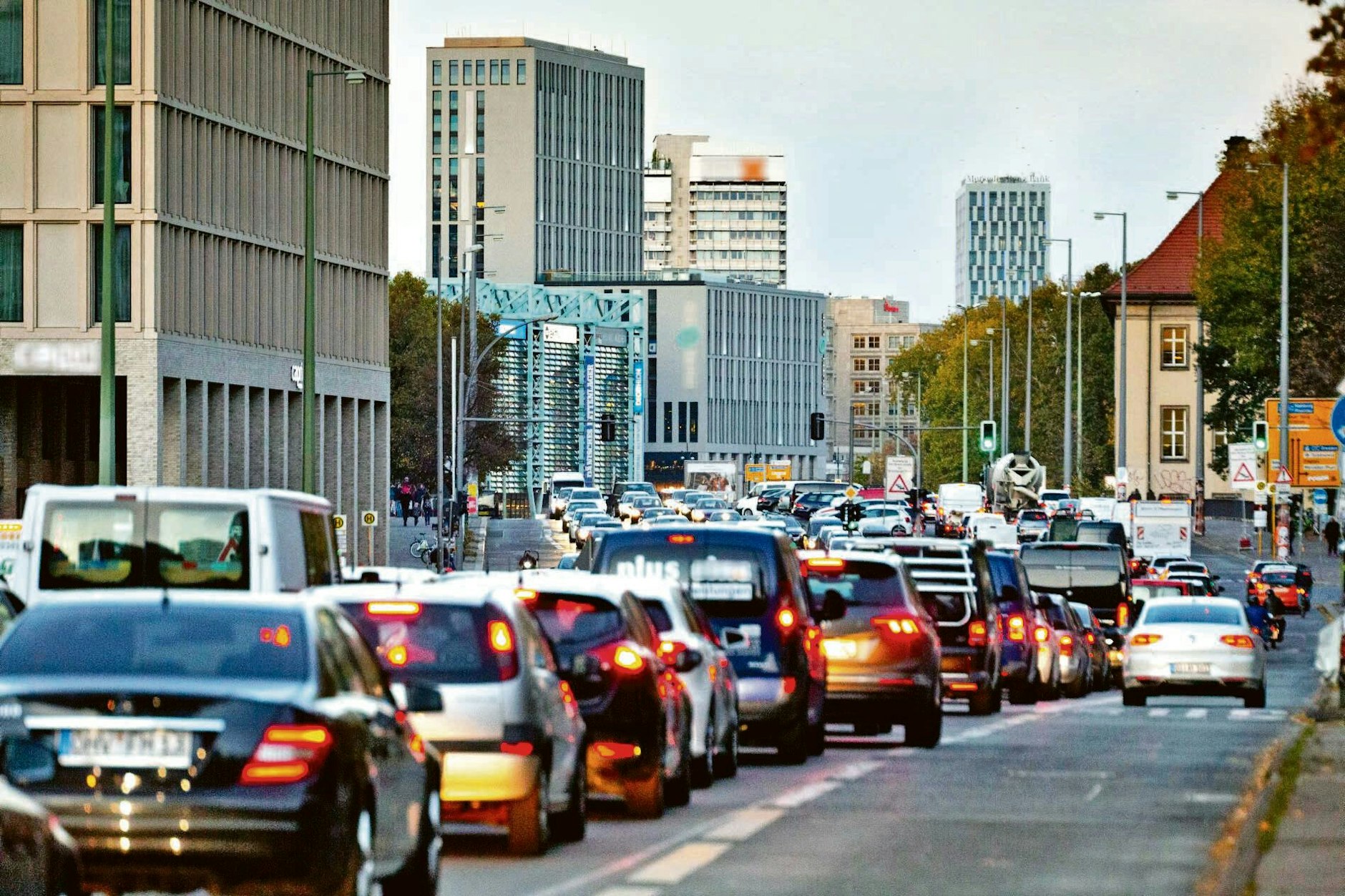 Am langen Wochenende mit dem Maifeiertag werden in Berlin in mehreren Stadtbezirken Verkehrseinschränkungen erwartet.