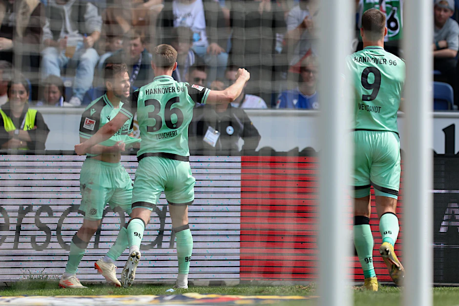 Traf für Hannover 96 an einem besonderen Tag: Louis Schaub (l).  