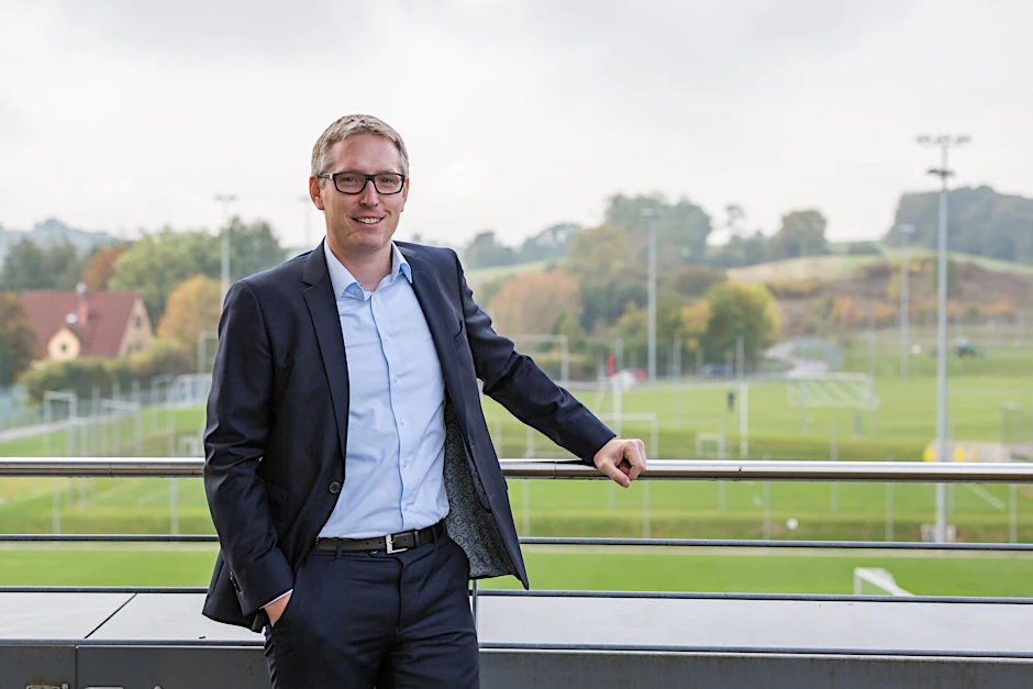 ARCHIV - Hoffenheim-Geschäftsführer Frank Briel will den Test der Fortuna «aufmerksam beobachten».  
