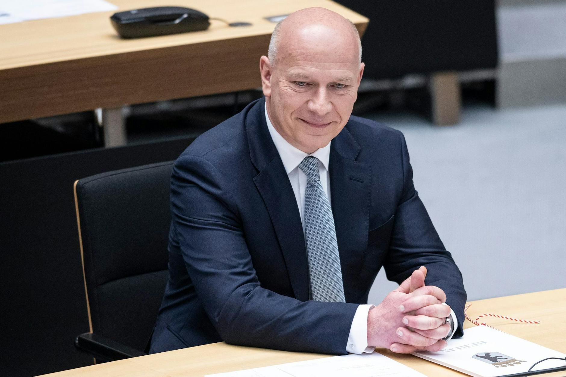 Kai Wegner (CDU), Regierender Bürgermeister von Berlin, sitzt nach seiner Wahl im Saal.