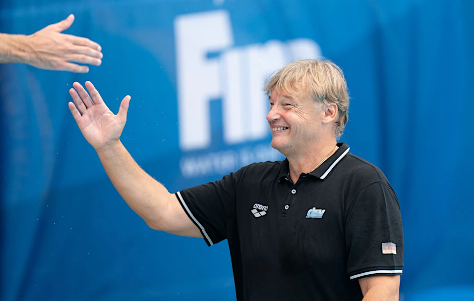 ARCHIV - Spandau-Präsident Hagen Stamm klatscht nach dem Spiel ab.  