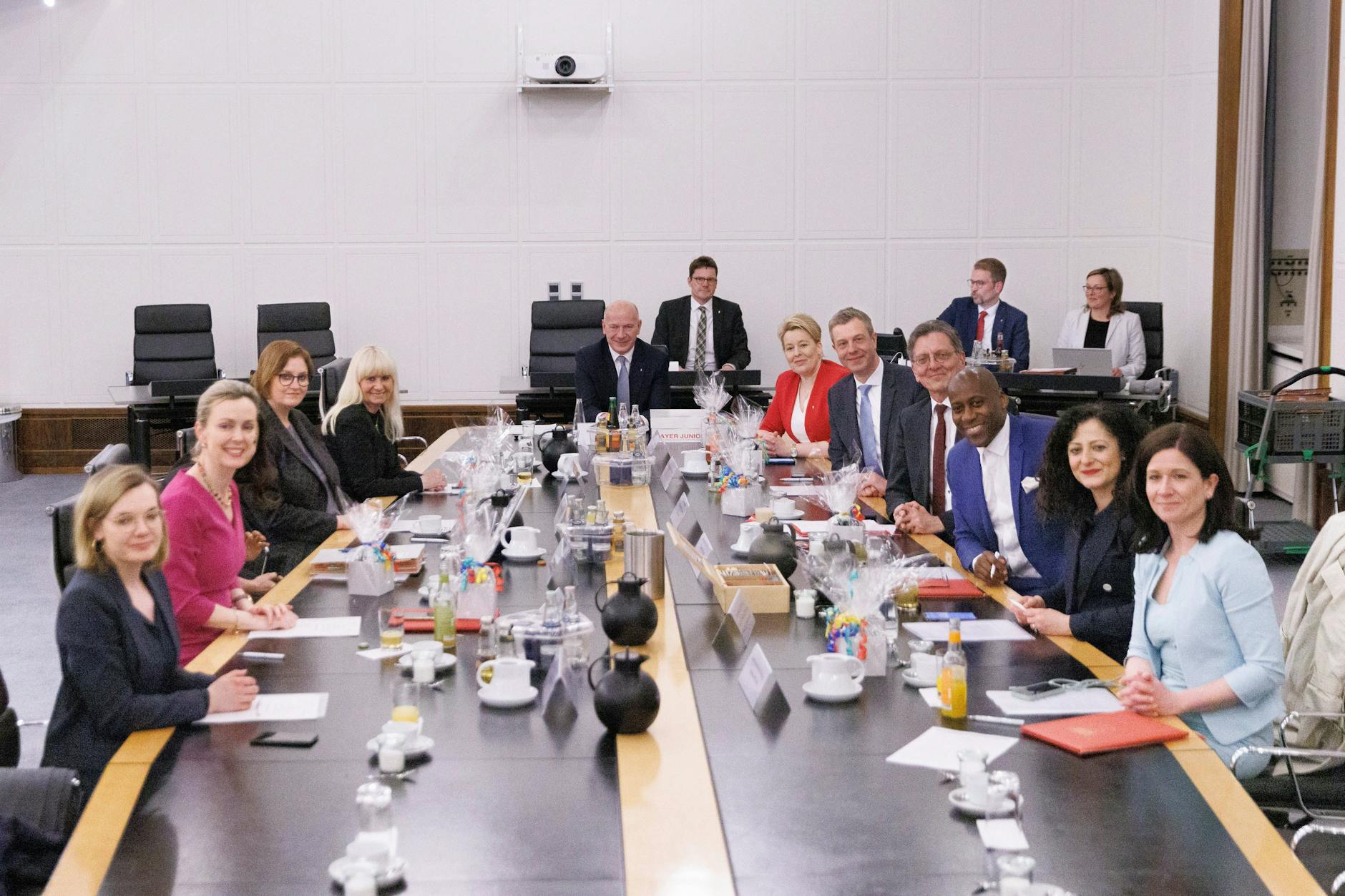 Berlin: Kai Wegner (M., CDU), Regierender Bürgermeister von Berlin, Franziska Giffey (6.v.r., SPD), Berliner Senatorin für Wirtschaft, Energie und Betriebe, Stefan Evers (5.v.r., CDU), Berliner Senator für Finanzen, Christian Gaebler (4.v.r., SPD), Berliner Senator für Stadtentwicklung, Bauen und Wohnen, Joe Chialo (3.v.r., CDU), Berliner Senator für Kultur, Engagement- und Demokratieförderung, Cansel Kiziltepe (2.v.r., SPD), Berliner Senatorin für Arbeit, Soziales, Vielfalt, Integration und Antidiskriminierung, Katharina Günther-Wünsch (r., CDU), Berliner Senatorin für Bildung, Jugend und Familie, Iris Spranger (4.v.l., SPD), Berliner Senatorin für Inneres und Sport, Ina Czyborra (3.v.l, SPD), Berliner Senatorin für Gesundheit, Wissenschaft, Pflege und Gleichstellung, Manja Schreiner (2.v.l., CDU), Berliner Senatorin für Verkehr, Umwelt und Klimaschutz, und Lisa Frerichs (l.), Senatssprecherin, nehmen an der konstituierenden Sitzung des neuen Berliner Senats teil.