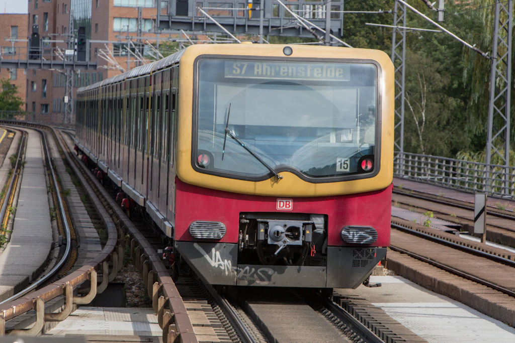 Mann mit Waffe in der S7 gesehen: Polizei stürmt Berliner S-Bahn